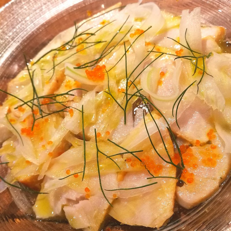 燻製したメカジキとウイキョウのカルパッチョ(ワインビストロ Dai)