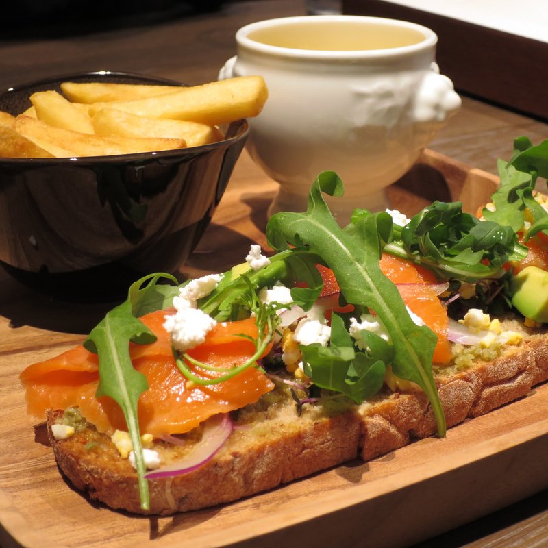 スモークサーモンとアボカド、リコッタチーズのオープンサンド　グリビッシュソース(カフェ＆ダイニング ゼルコヴァ)