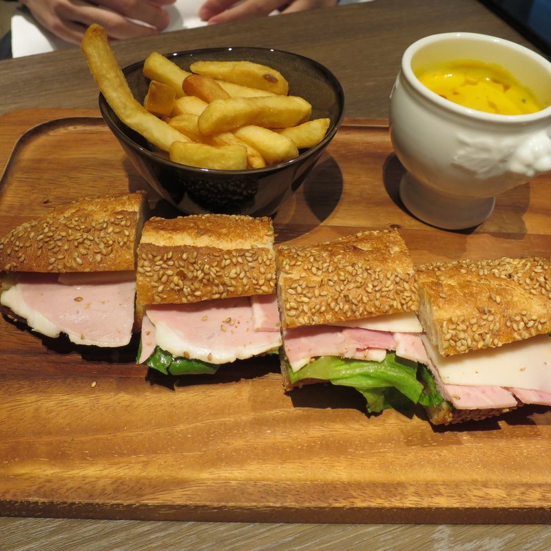 ジャンボンブラン、ゴートチーズ、ロメインレタス、胡麻のバケットサンド(カフェ＆ダイニング ゼルコヴァ)