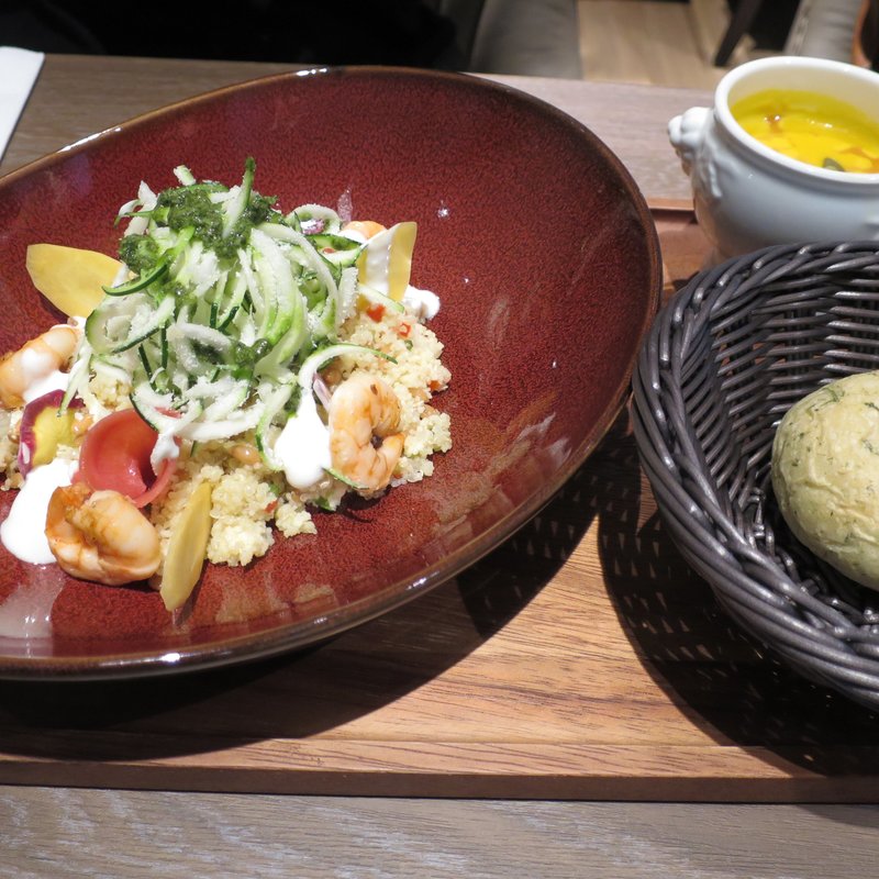 スペルト小麦とキヌアのタブレ、小エビのソテーとズッキーニのジェノベーゼ、ヨーグルトソース(カフェ＆ダイニング ゼルコヴァ)