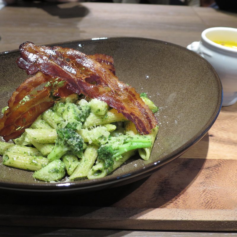 グリーンベジタブル、ポテト、バジル風味のペンネパスタ(カフェ＆ダイニング ゼルコヴァ)