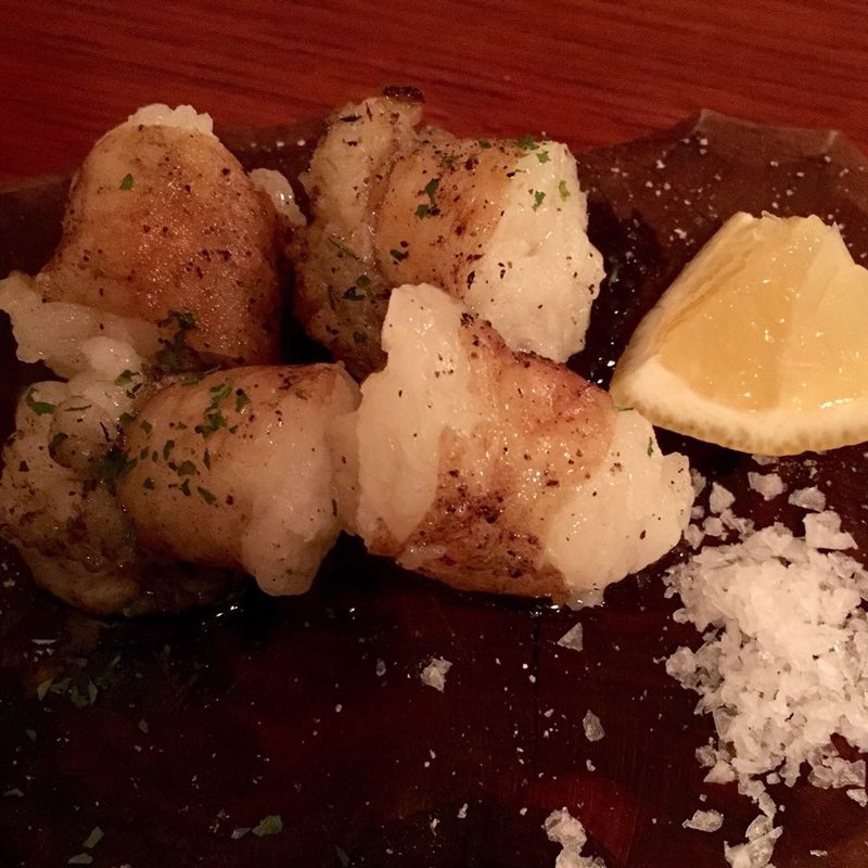 丸腸ホルモンの炭火焼(元町バール Cheers)