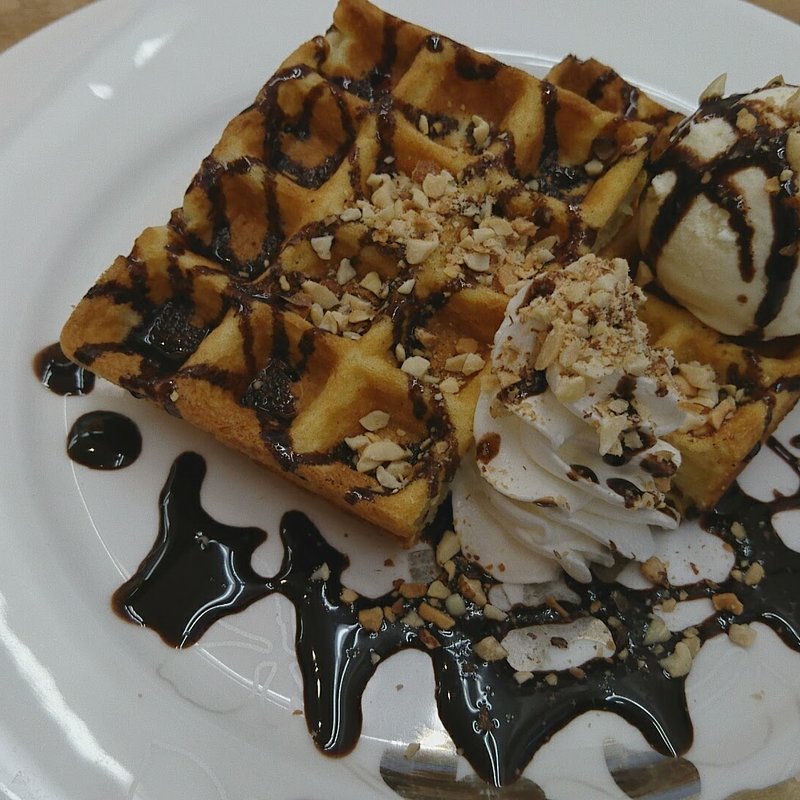 ワッフル（チョコレート）生クリーム・バニラアイスのせ(モアカフェ 東京インテリア家具前橋南本店内 )