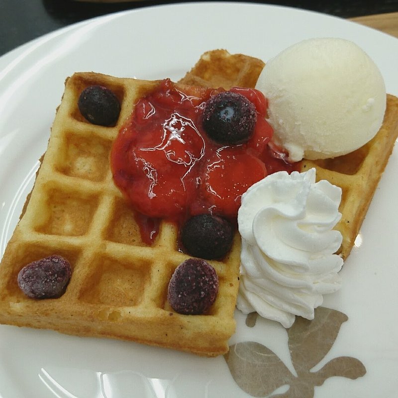 ワッフル（ベリーベリー）生クリーム・バニラアイスのせ(モアカフェ 東京インテリア家具前橋南本店内 )
