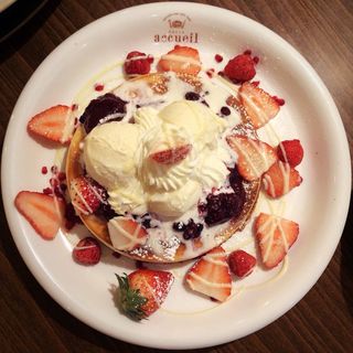ベリーパフェパンケーキ(カフェ アクイーユ 恵比寿)