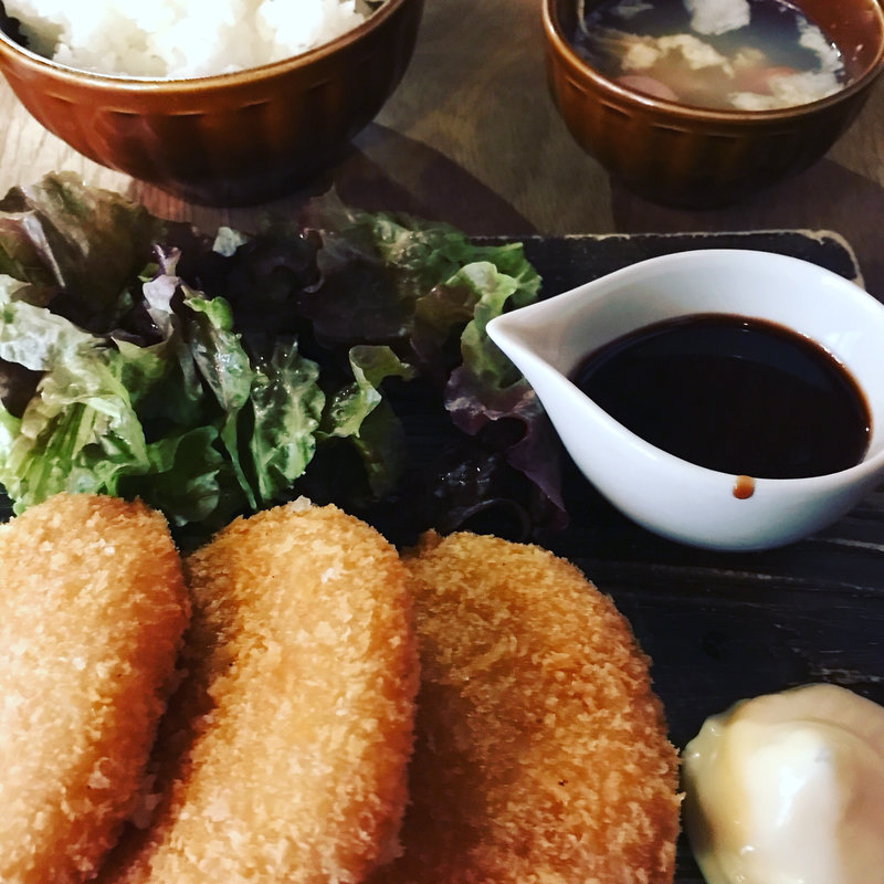 昔ながらのコロッケ定食(炭火バル あじと)