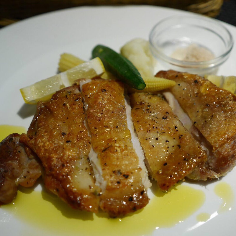 若鶏のピリ辛ハーブ焼き（岩塩とレモン添え）(f-cafe')