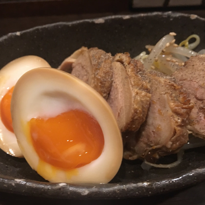 お酒との相性抜群！ 『自家製鶏チャーシューと煮玉子』(炭火焼鳥 駿)