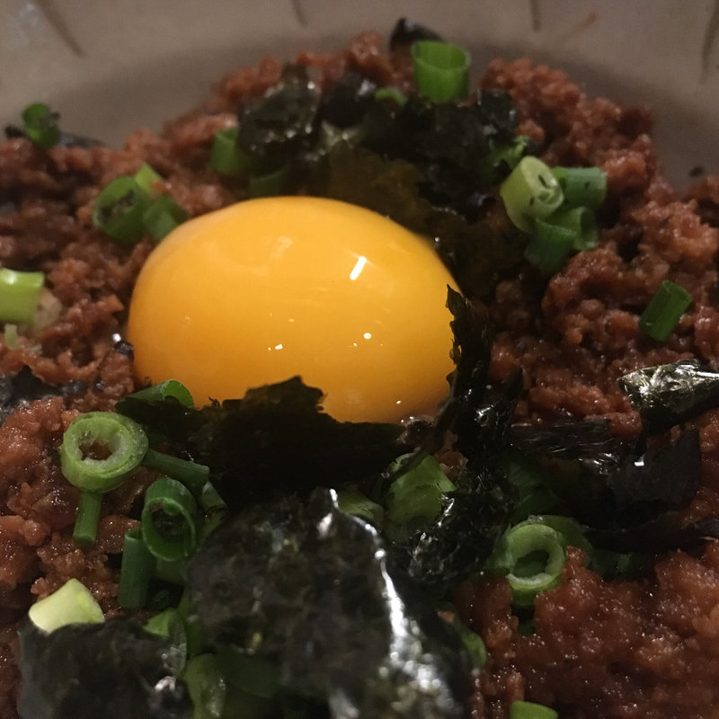 自慢のタレで煮込みました『鶏そぼろ飯』(炭火焼鳥 駿)