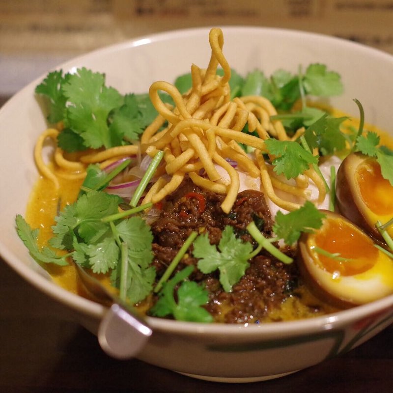 タイカレーラーメン (カオソーイ) ダブル 煮玉子 パクチー(シャム )