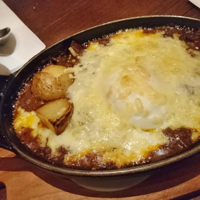 ラクレットチーズと卵のスパイシー焼きカレー(サラダ付き)(GLOU GLOU REEFUR （グルグル リーファー【旧店名】ロザリー）)