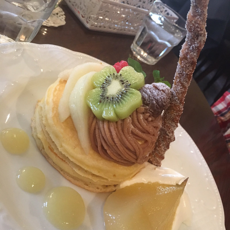 ラフランスとモンブランのパンケーキ(カフェ アンジェ)