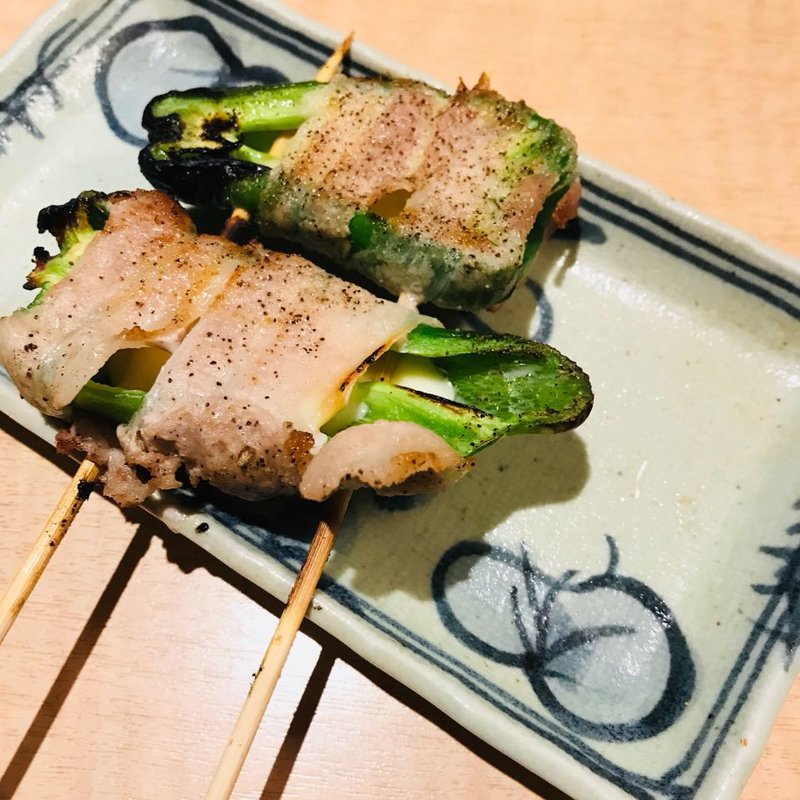 ピーマンチーズ豚巻き (一本)(炭火焼き鳥 串八珍 新宿中央口店)