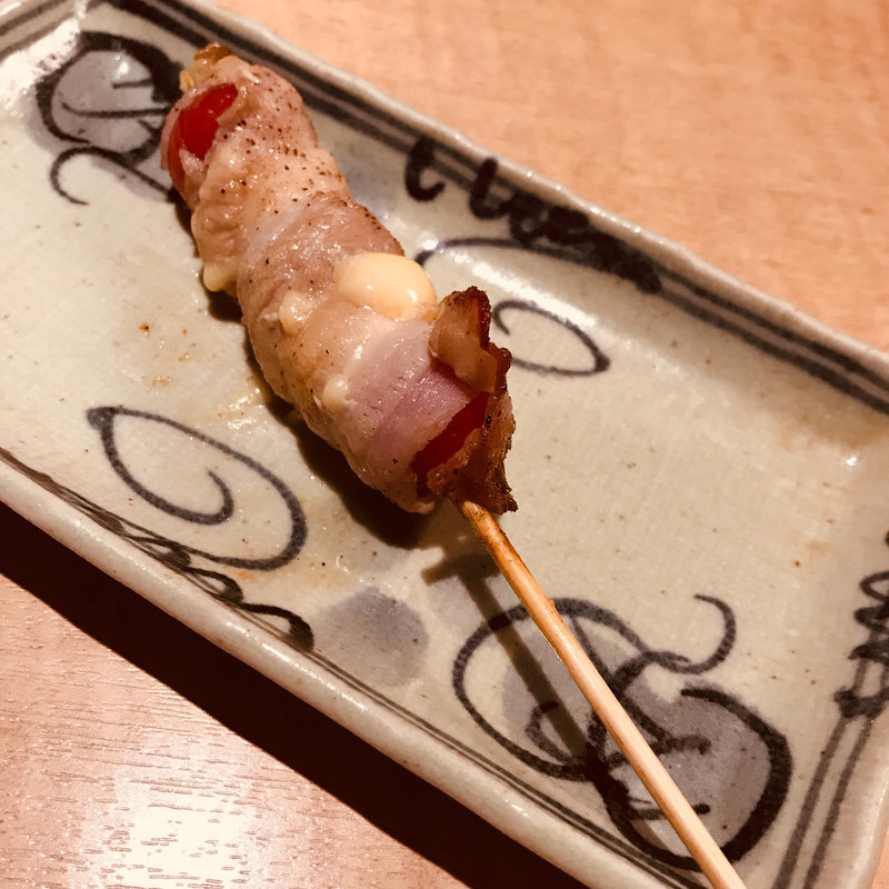 トマトチーズ豚巻き (一本)(炭火焼き鳥 串八珍 新宿中央口店)