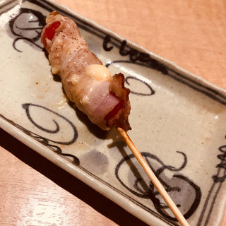 トマトチーズ豚巻き (一本)(串八珍 新宿中央口店 )