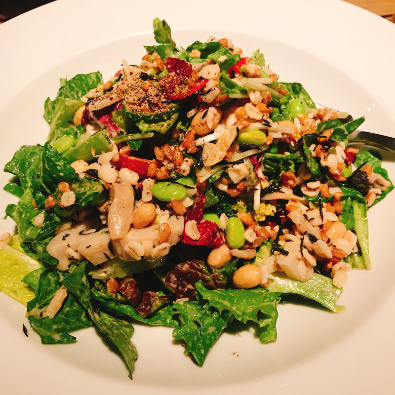 スペルトの小麦と押麦の20品目のヴィーガンサラダ(RIGOLETTO BAR AND GRILL)