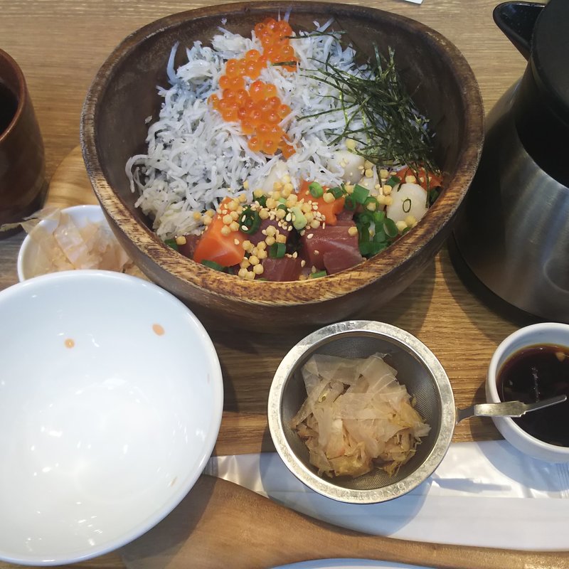 しらすたっぷり海鮮ごはん(こめらく 京急ショッピングプラザ・ウィング川崎店)