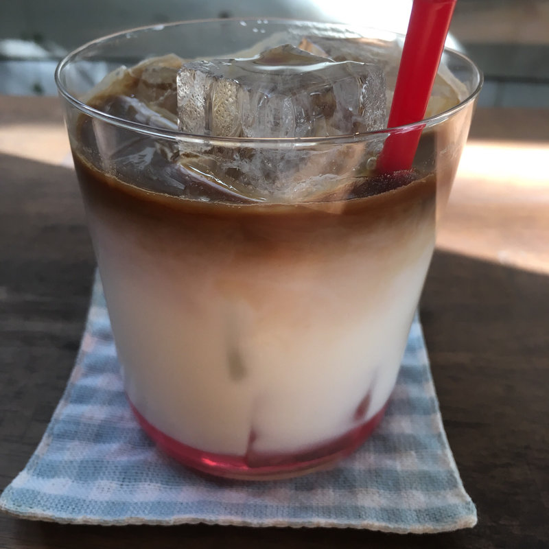 薔薇のラテ アイス(西新五丁目 あかり珈琲 （にしじんごちょうめ あかりこーひー）)