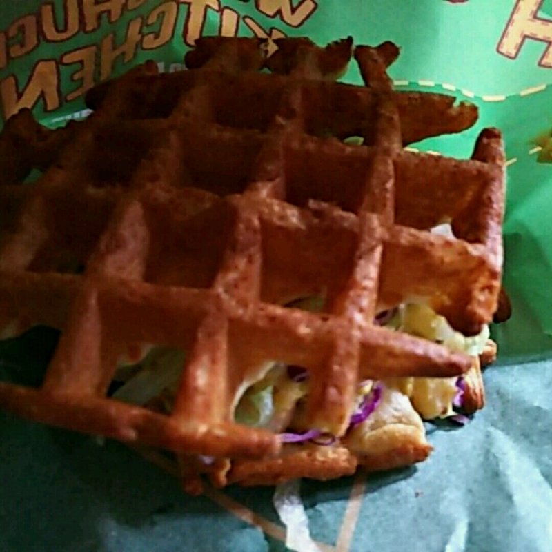 ワッフルサンド  スパイシーシュリンプ&アボカド(キャンプ・ウッドチャック・キッチン)