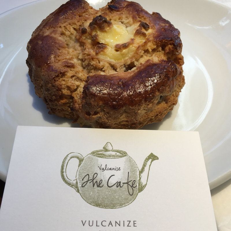 りんご、さつまいも、クリームチーズ、キャラメルスコーン(VULCANIZE The Organic Cafe)