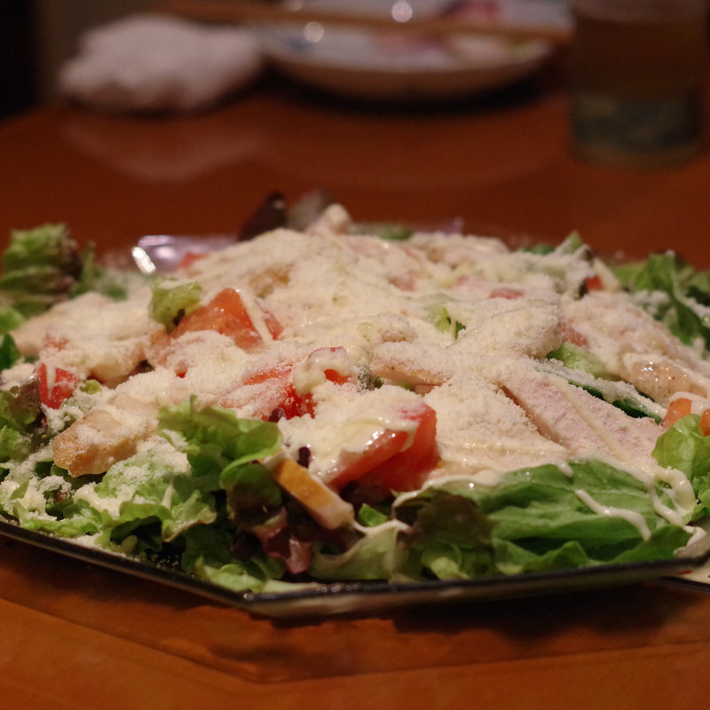 地鶏とトマトのシーザーサラダ(まさまさとてるてる )