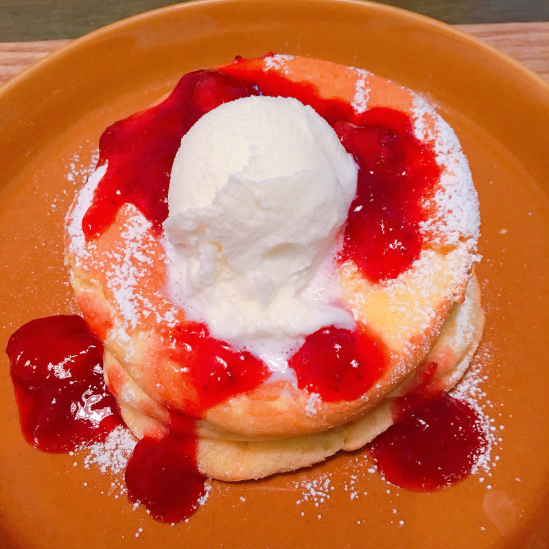 パンケーキ(季節のフルーツコンポート、植村牧場の牛乳アイス)(びぃぼ )