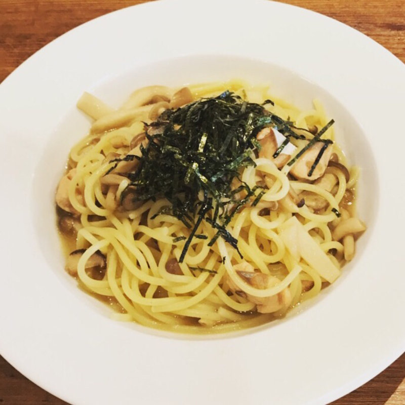 秋鮭ときのこバターしょう油味(パスタバル マルナカキッチン)