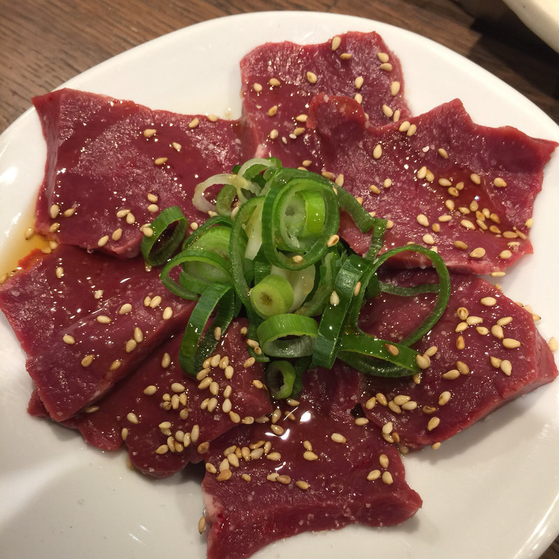 ハツ刺し(赤身肉とホルモン焼肉『コニクヤマ』)