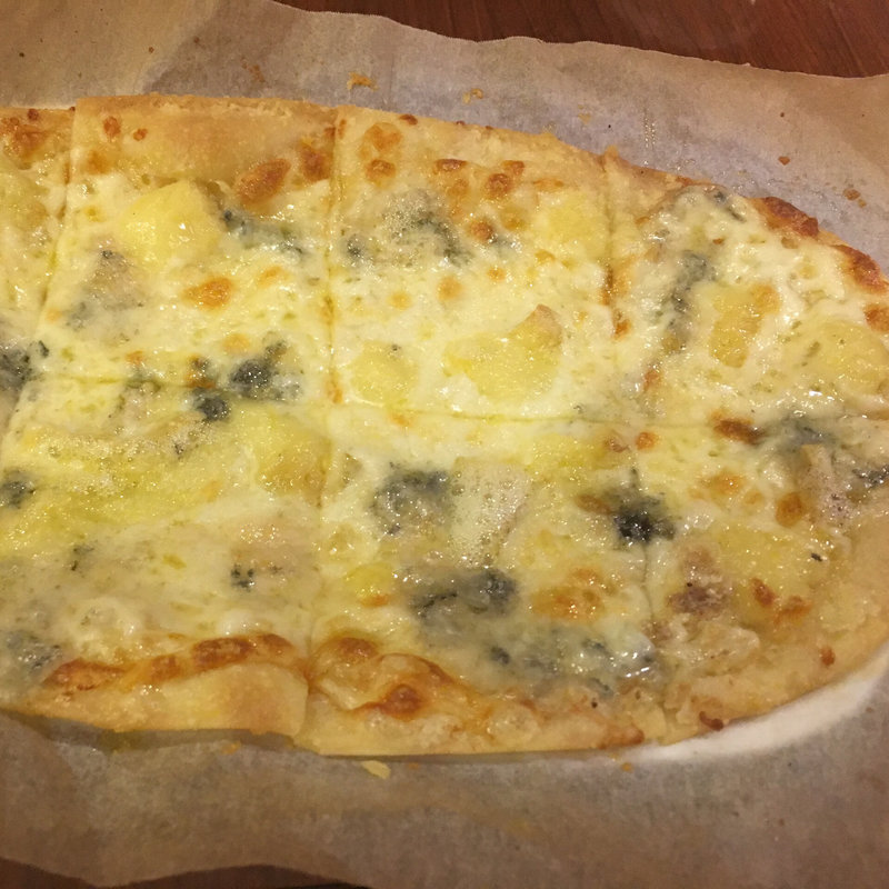 4種のチーズピザ(キッチンアンドバール BORABORA （ きっちん あんど ばーる ぼらぼら ）)