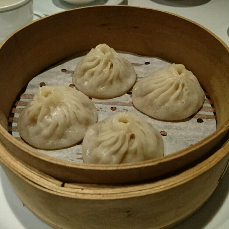 上海蟹味噌入り小籠包(中国飯店 富麗華)
