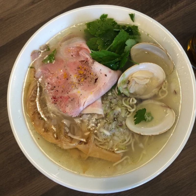 地鶏と貝の塩そば(自家製麺 鶏冠 （トサカ）)