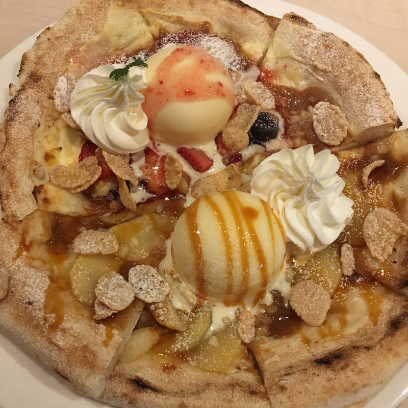 スイーツピザ(ハーフサイズ、ジェラート添え)(ストロベリーフィールズ 西新店)