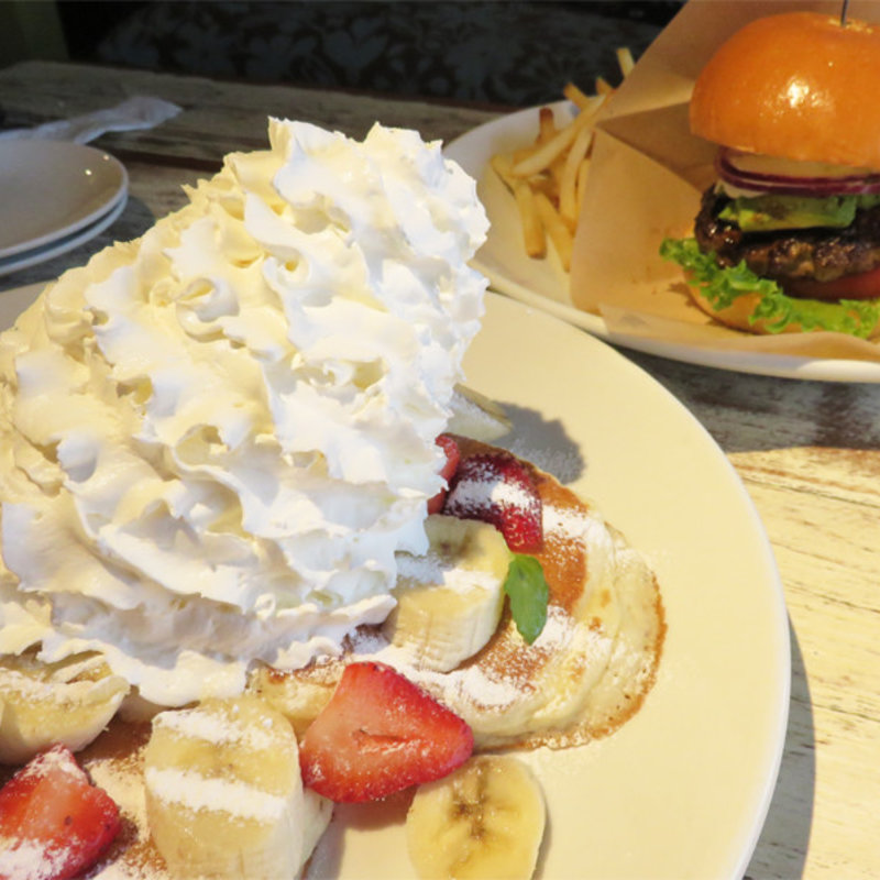 ストロベリー＆バナナ＆ホイップクリーム パンケーキ(コナズ珈琲那珂川)