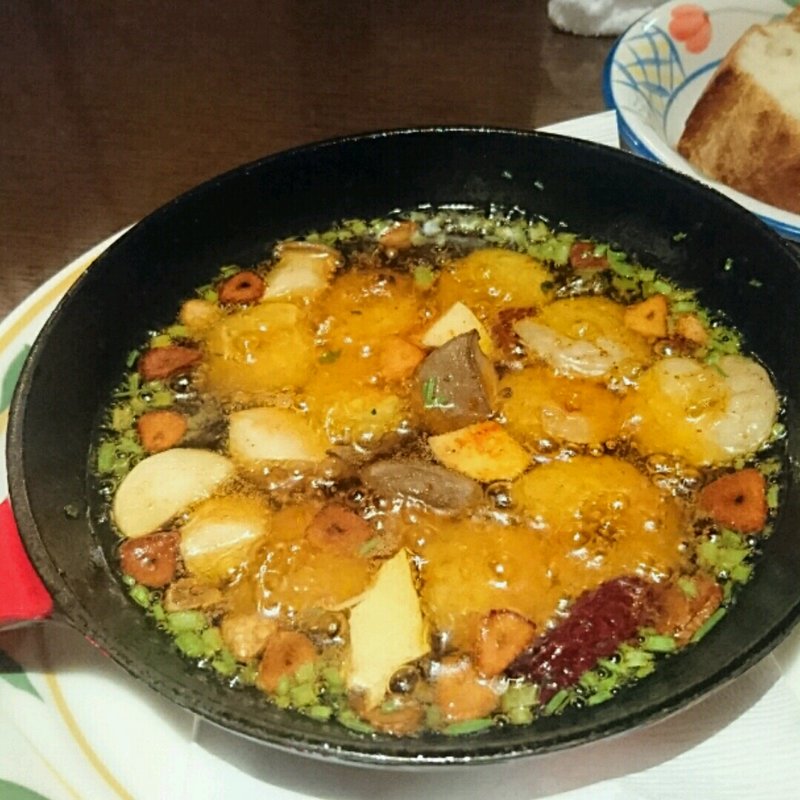 エビとマッシュルームのアヒージョ ピメント風味(ヴィラモウラ 赤坂サカス店)