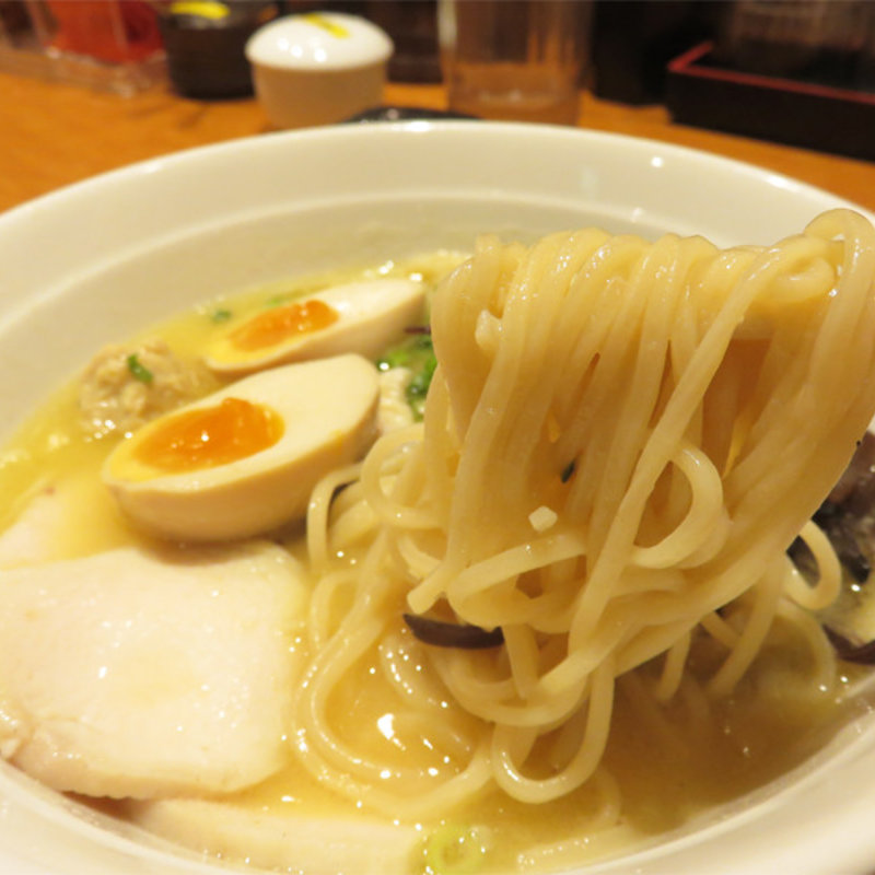 特製濃厚鶏白湯(博多鶏煮込みらーめん TORORI)