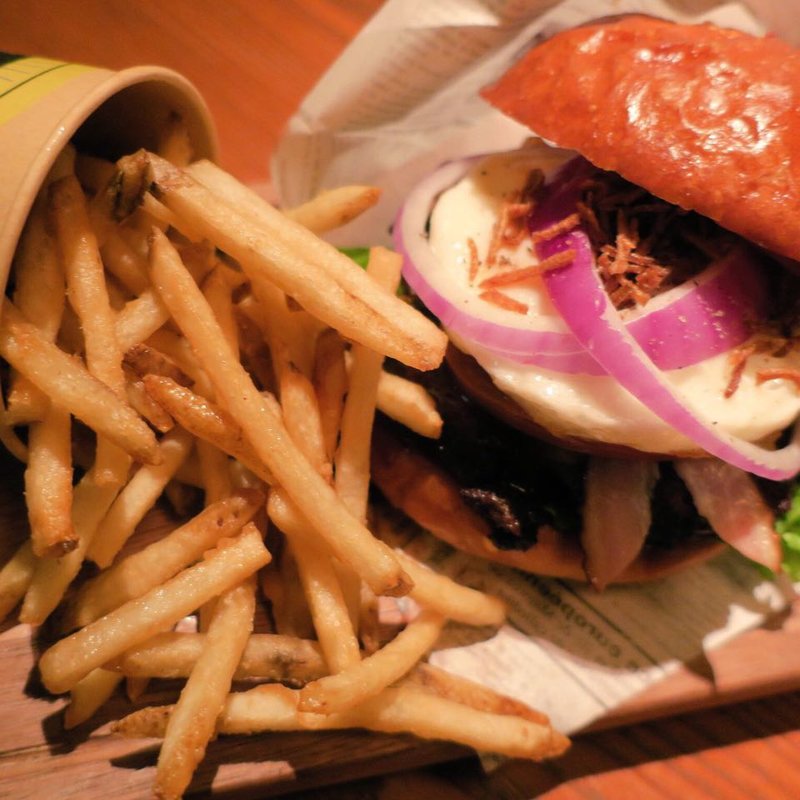 スモークベーコン＆エッグバーガー(colors （カラーズ）)