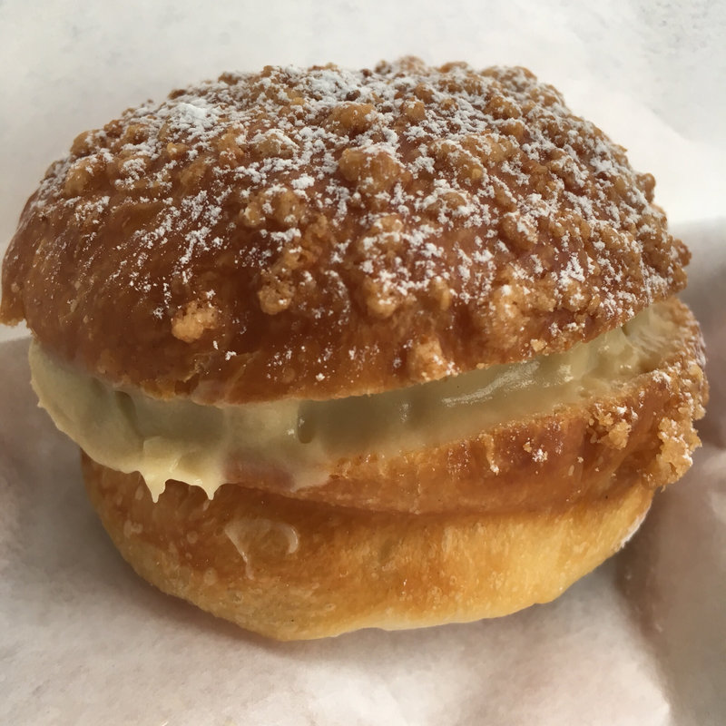 きび糖のクリームパン(ブルージャム)