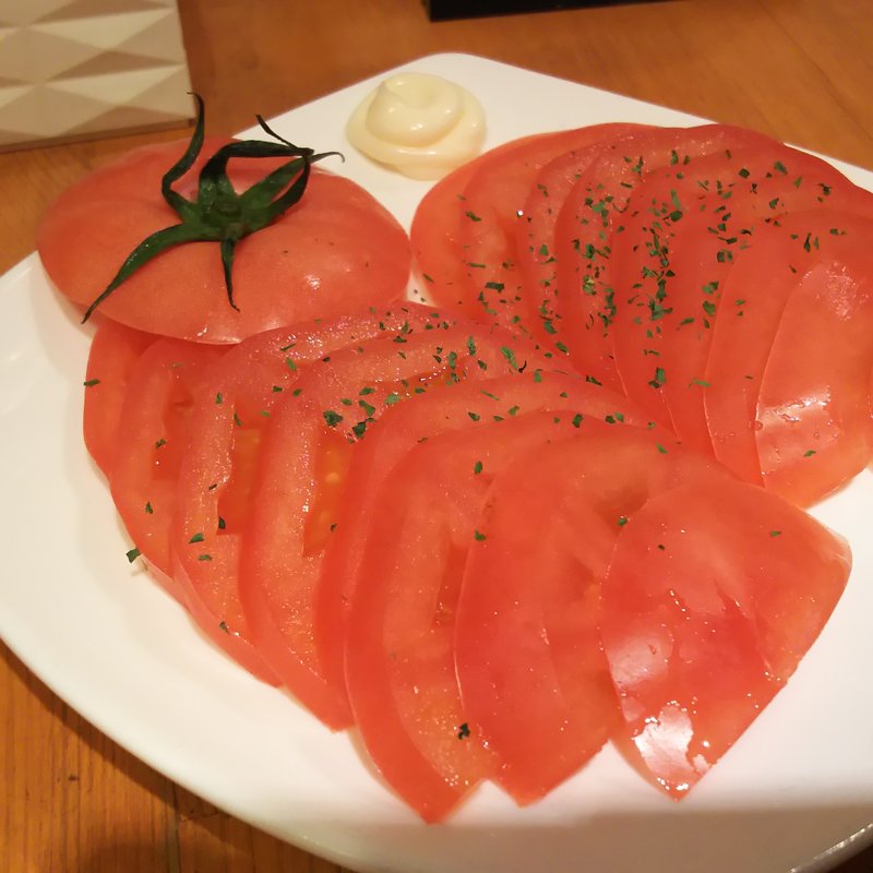 トマトスライス(骨付鳥、からあげ、ハイボール がブリチキン。武蔵小杉店)