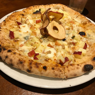 りんごとゴルゴンゾーラのピッツァ ハチミツがけ(ピッツェリア・エ・バール・レガーメ （Pizzeria e bar LEGAME）)