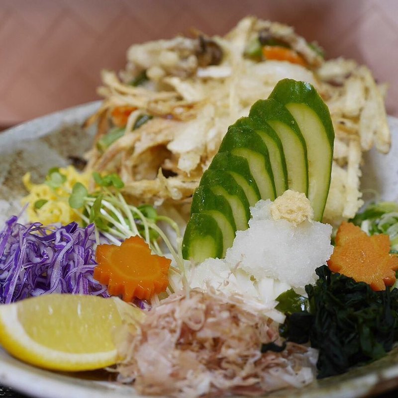 野菜のかき揚げぶっかけうどん(京うどん 纏)