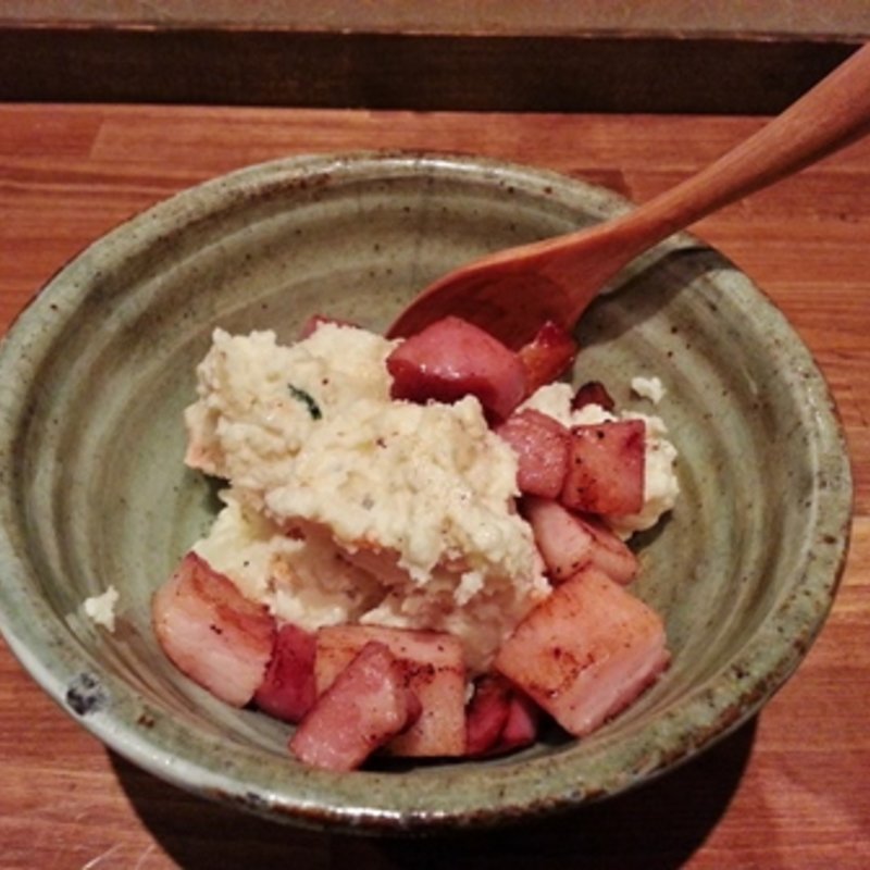 ポテトサラダあつあつベーコン乗せ(串揚げ酒場 日暮里ただいま)