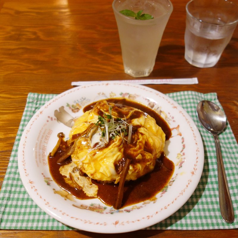 きのことビーフ煮込みのデミハヤシオムライス(３つのオレンジへの恋 )