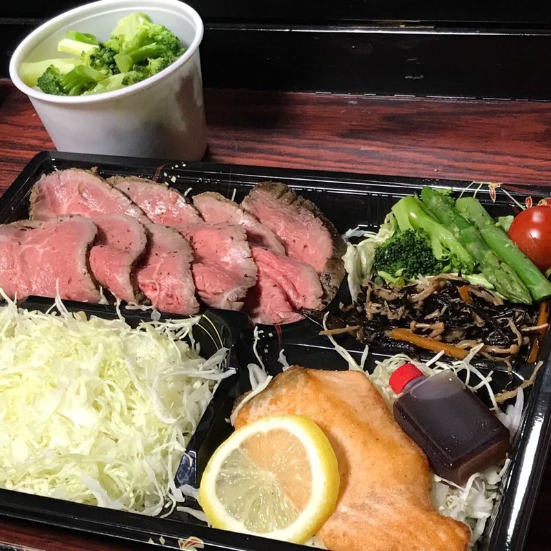 牛赤身肉のローストビーフ+サーモン+ブロッコリー盛り付き(筋肉食堂 水道橋店)