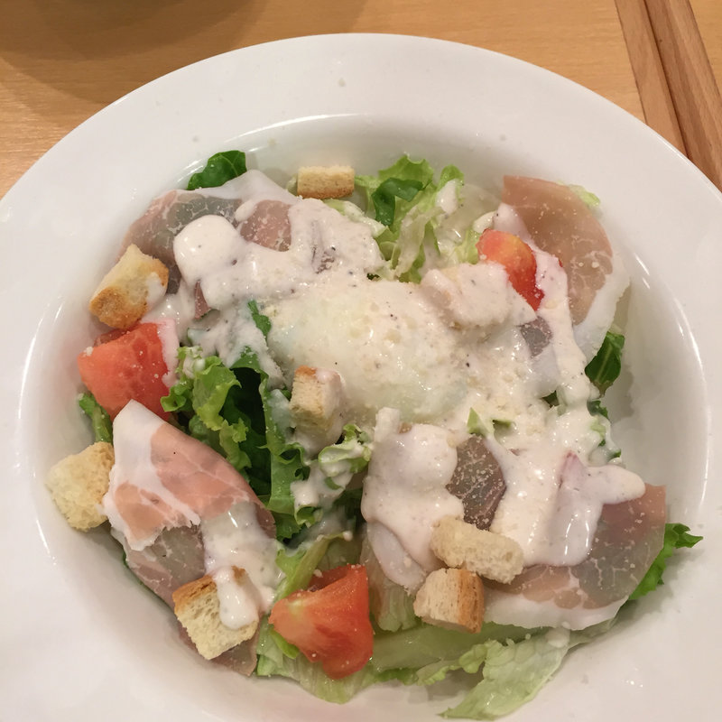 生ハムと半熟たまごのシーザーサラダ(ポポラーマ)