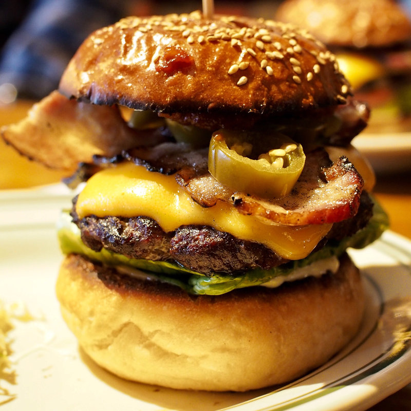 ハラペーニョチーズバーガー 自家製ベーコン(市島製パン研究所)