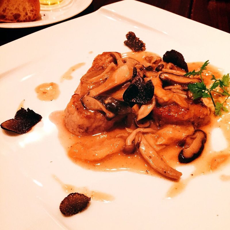 トリュフと最高級部位仔牛フィレ肉のポワレ 季節野菜のソテーと共に(バール・エ・リストランテ・タブリエ)