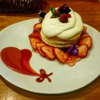 ジャージークリームと苺のクリスマスパンケーキ(パンケーキママカフェ VoiVoi （ヴォイヴォイ）)