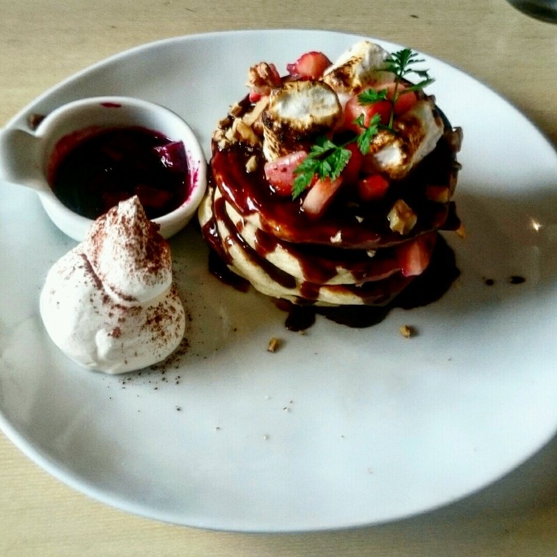 ホットチョコレートソースがけ カシスと木苺のホリデースペシャル(uzna omom 原宿本店)