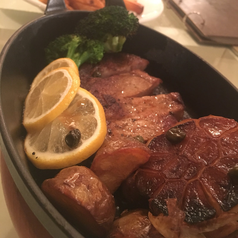 茶美豚のロースステーキ レモンガーリックソース(A to Z cafe)