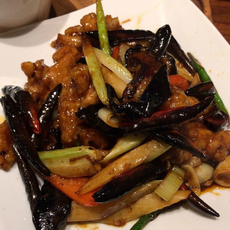 鶏もも肉とセロリ.椎茸甘辛辣油炒め(凛丹)